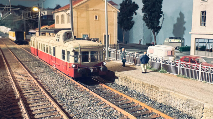 Patine et intégration d'un autorail Picasso dans son décor